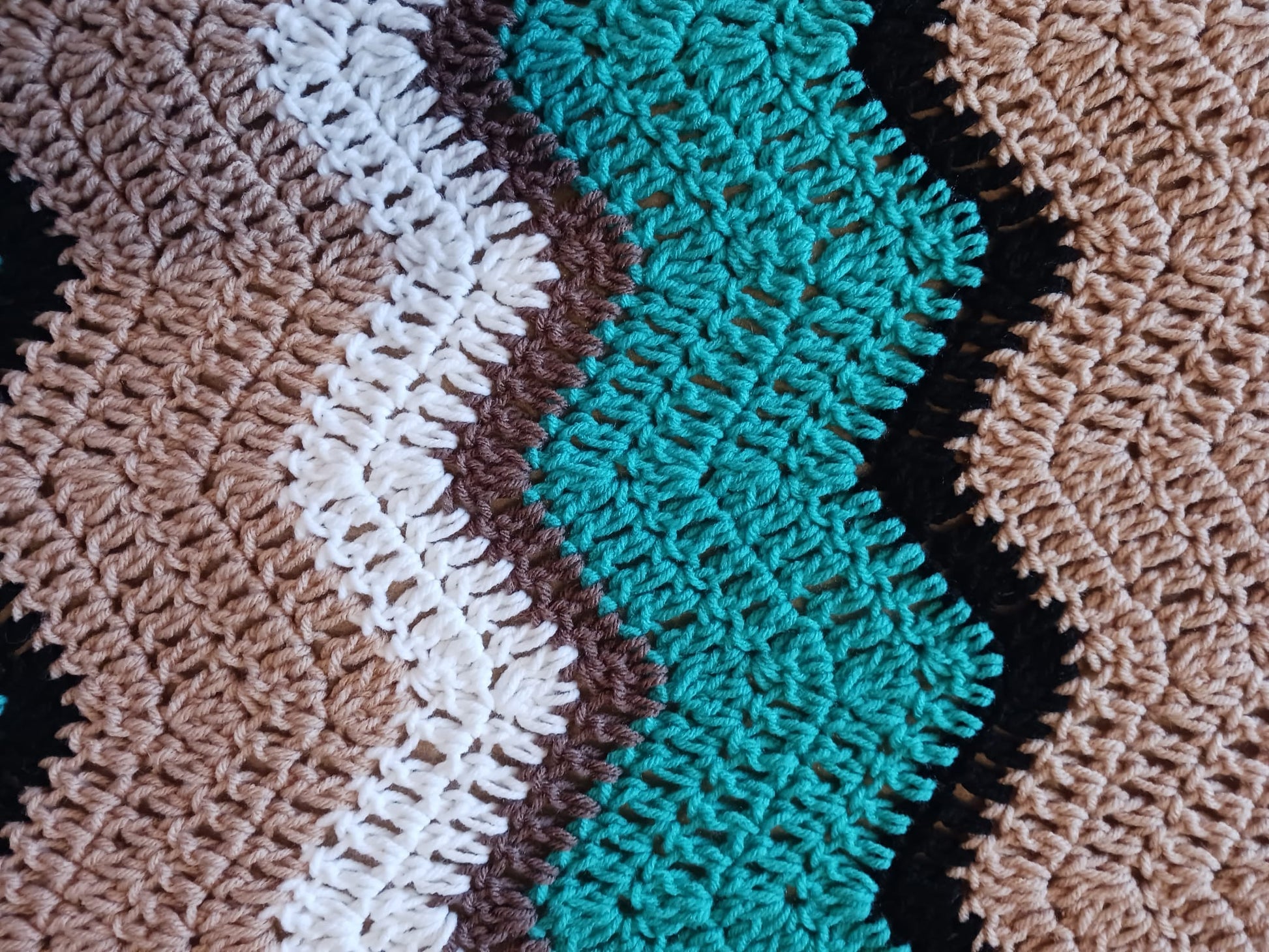 Turquoise Chevron Crochet Blanket at AuntHill.ca